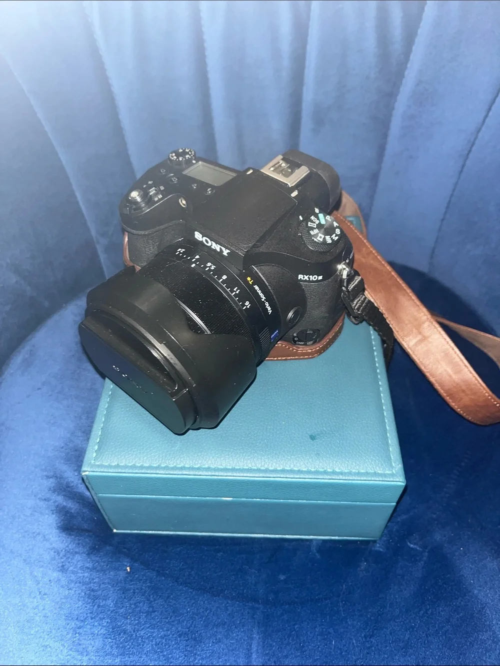 Sony RX10 III Black Compact Bridge Camera with Leather Strap, Case AND Charger!